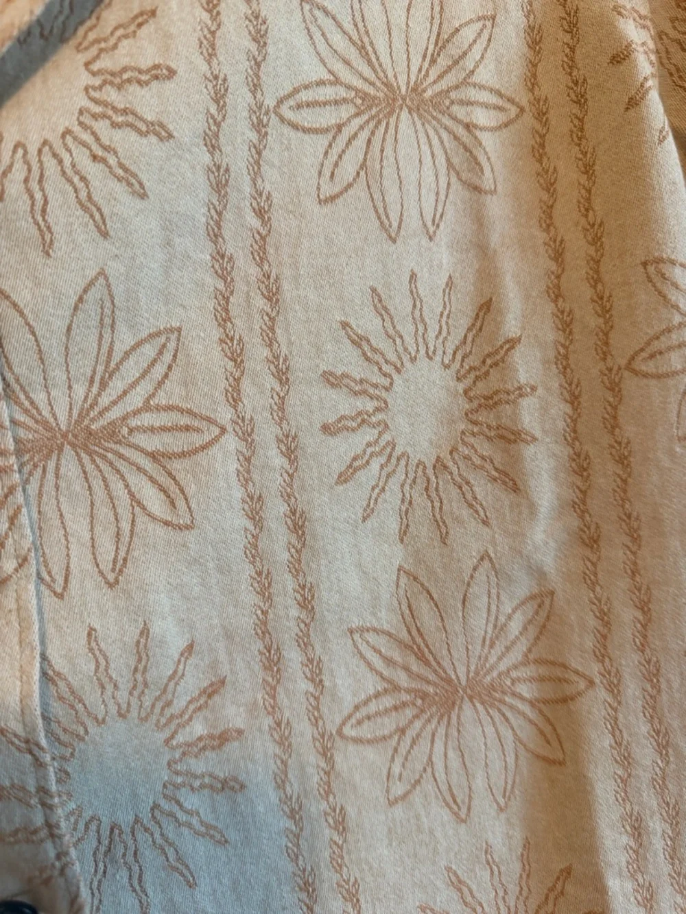 Women’s Roark Cream Floral Short-Sleeve Button Down idle Shirt - Picture 5 of 6